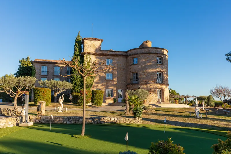 <p>façade de la bastide de tourtour avec terrain de golf autour</p>
