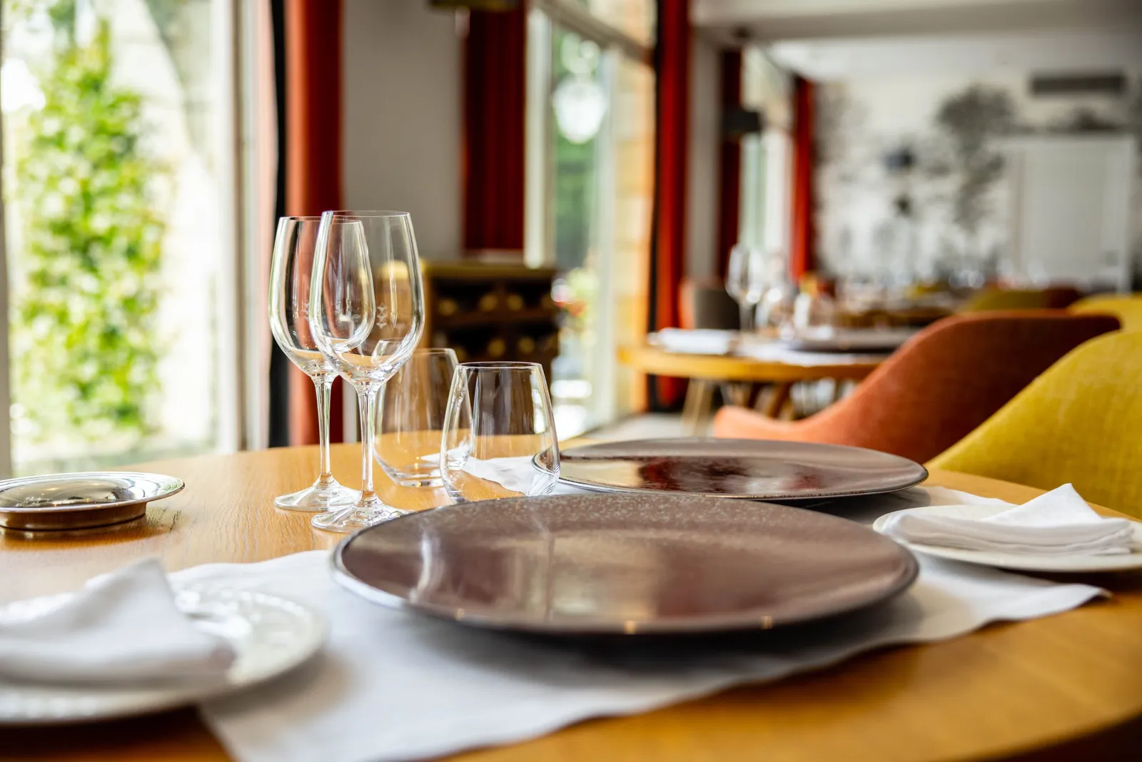 une table avec des assiettes et des verres au domaine de la tortinière