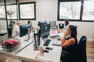 <p>open space du pôle réseaux sociaux</p>
