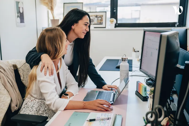 deux collègues qui discutent d'un sujet de webmarketing