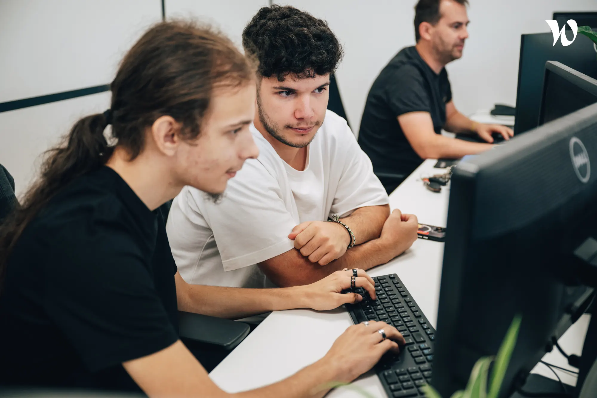 <p>deux développeurs web qui discutent d’un sujet</p>
