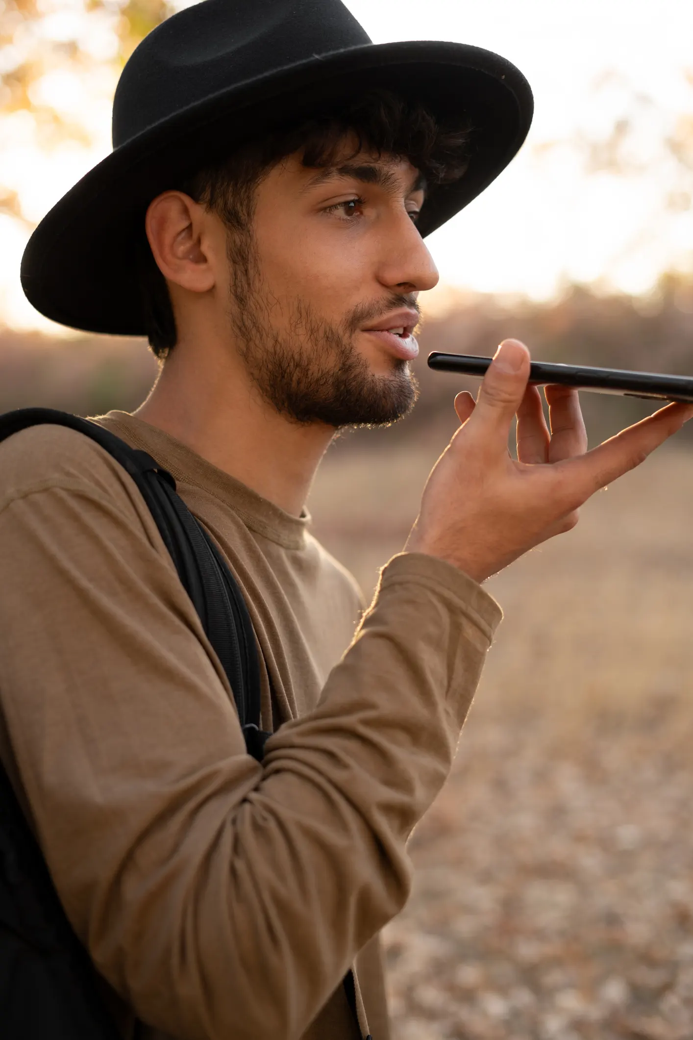 <p>homme utilisant voice search </p>
