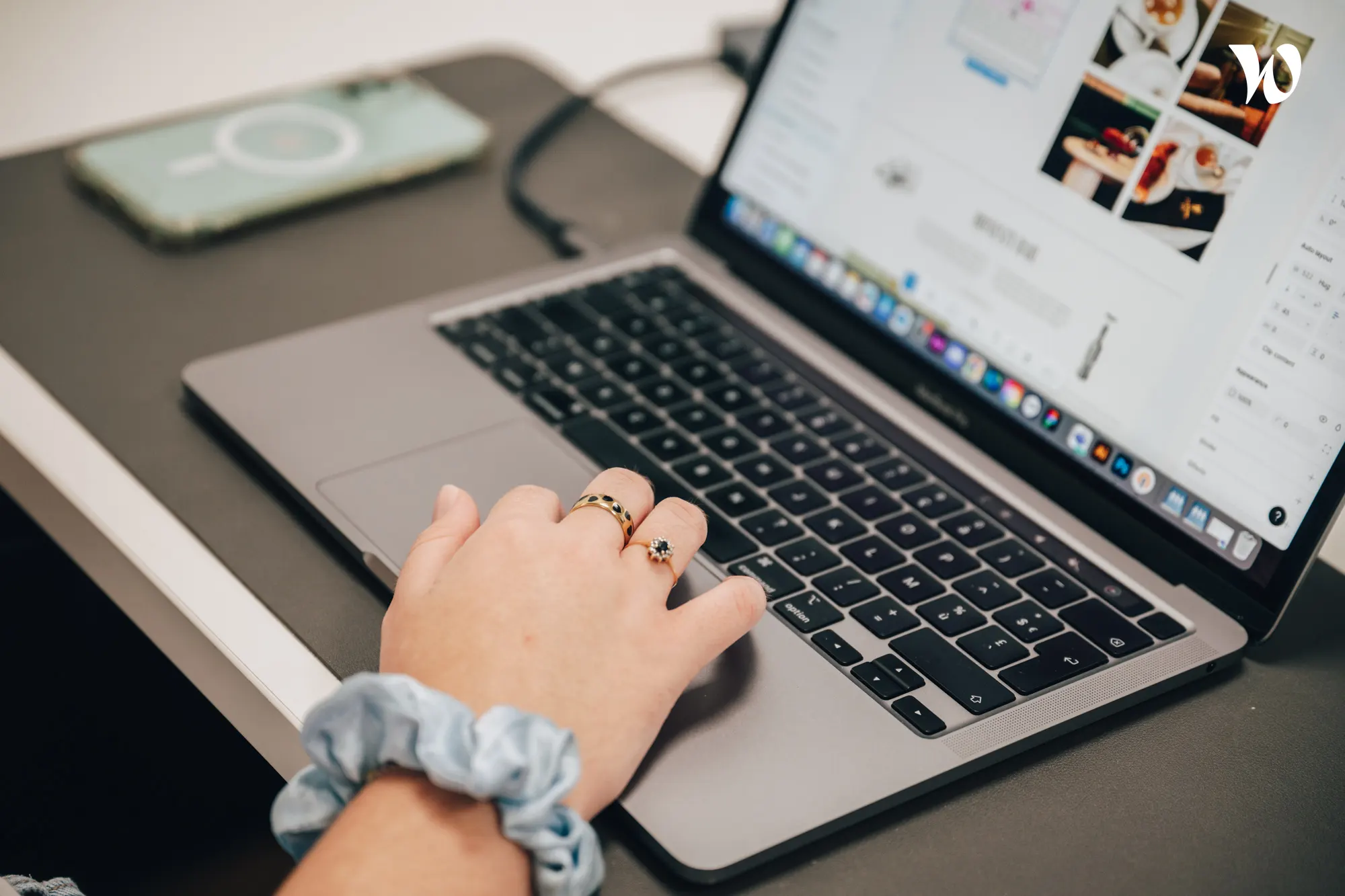 ordinateur avec logiciel de webdesign