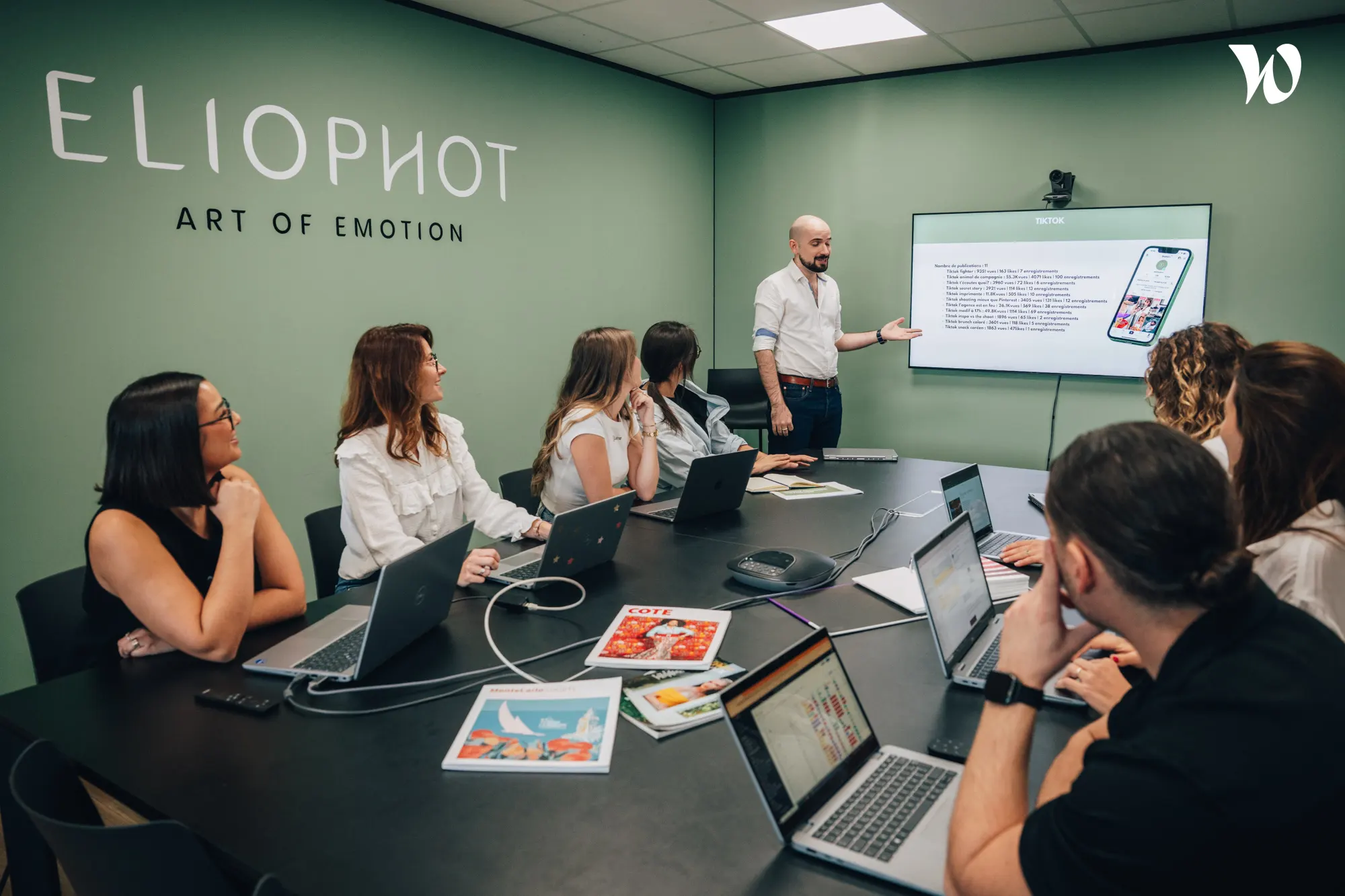 <p>homme qui parle lors d’une réunion devant un groupe</p>
