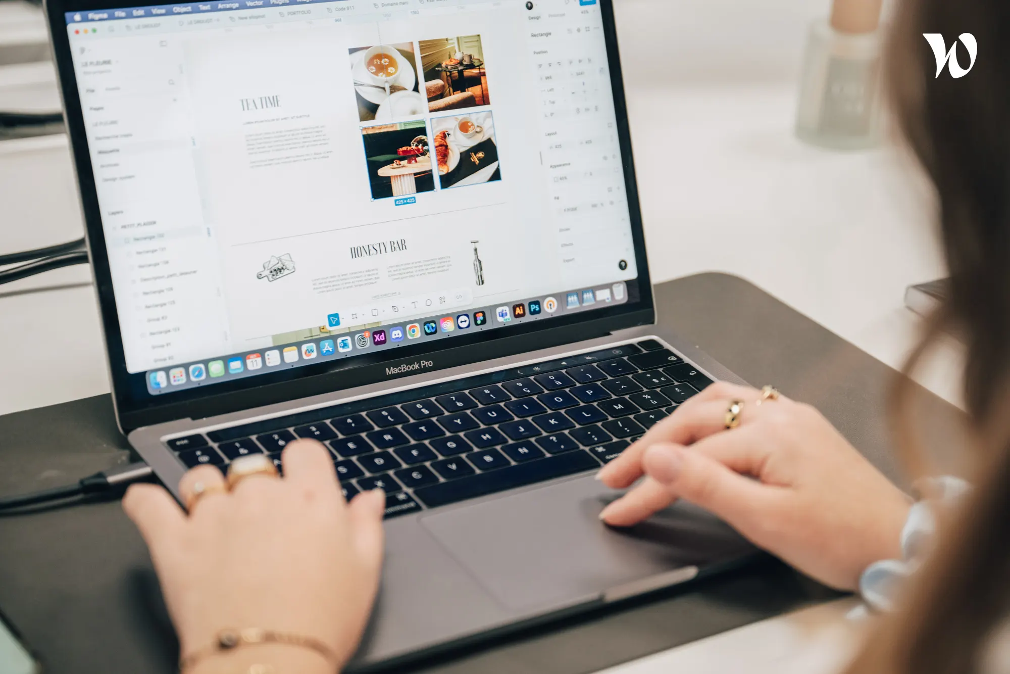 <p>jeune webdesigner qui travaille sur une maquette d’un site internet</p>
