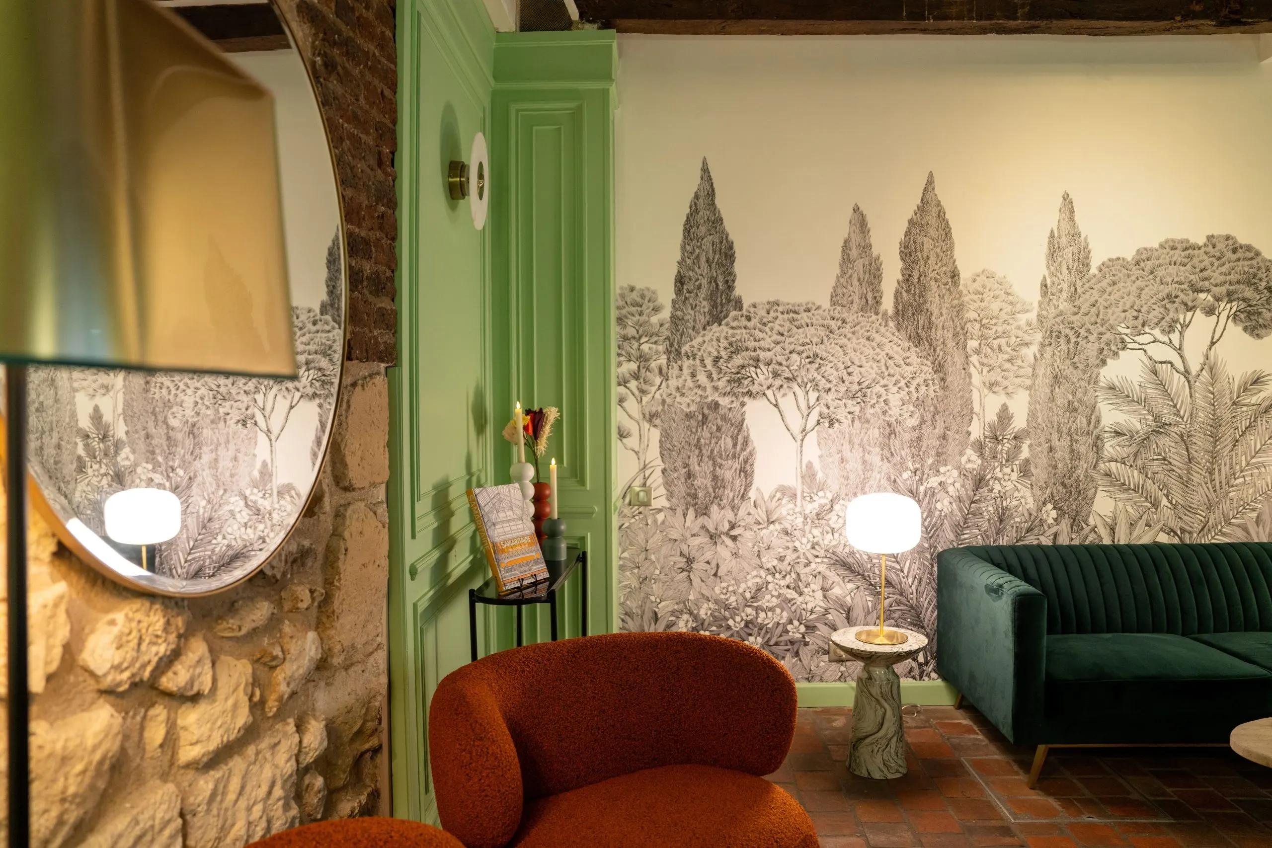 <p>salon à l’intérieur de l’hôtel de fleurie</p>
