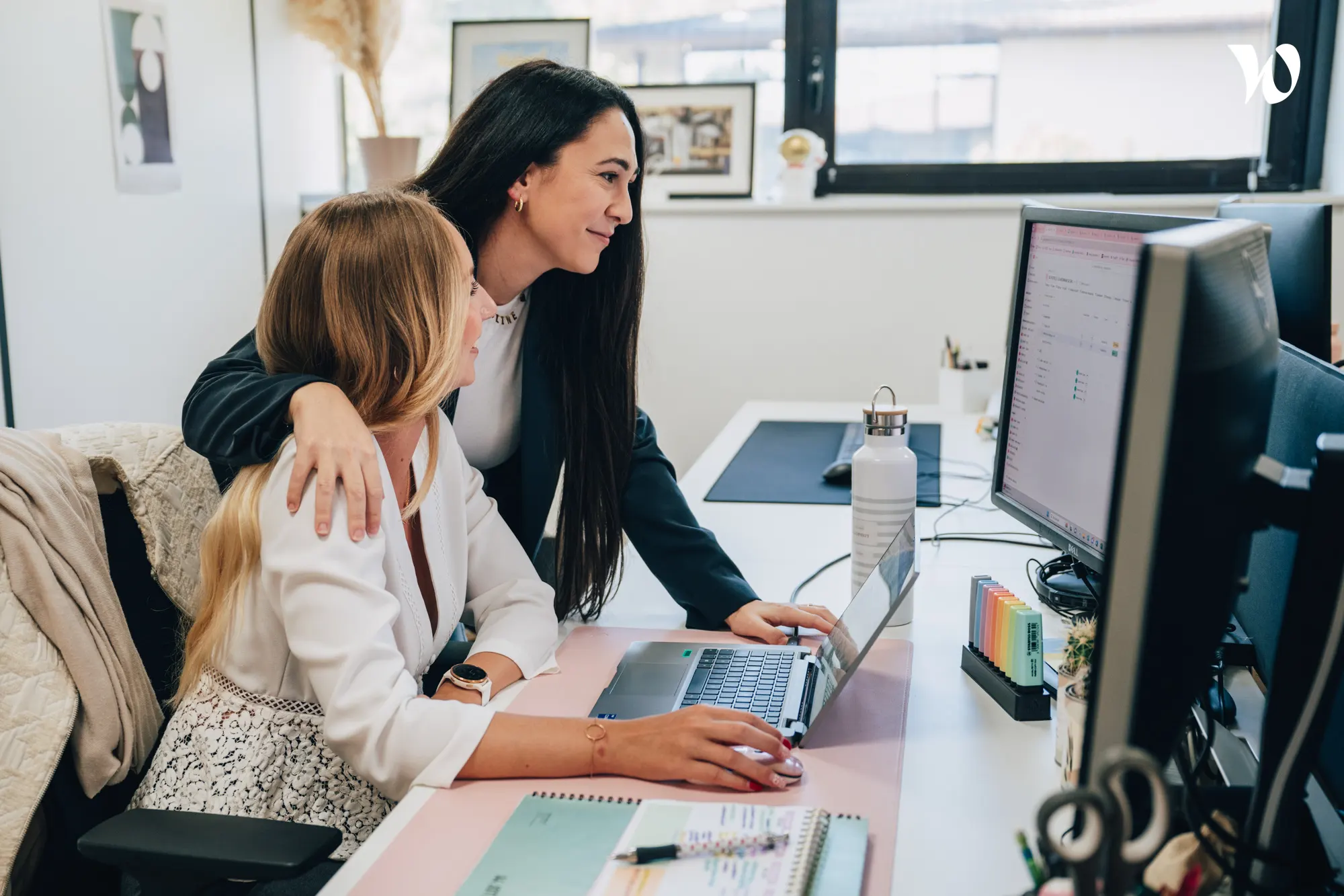 deux collègues qui discutent d’un sujet de webmarketing