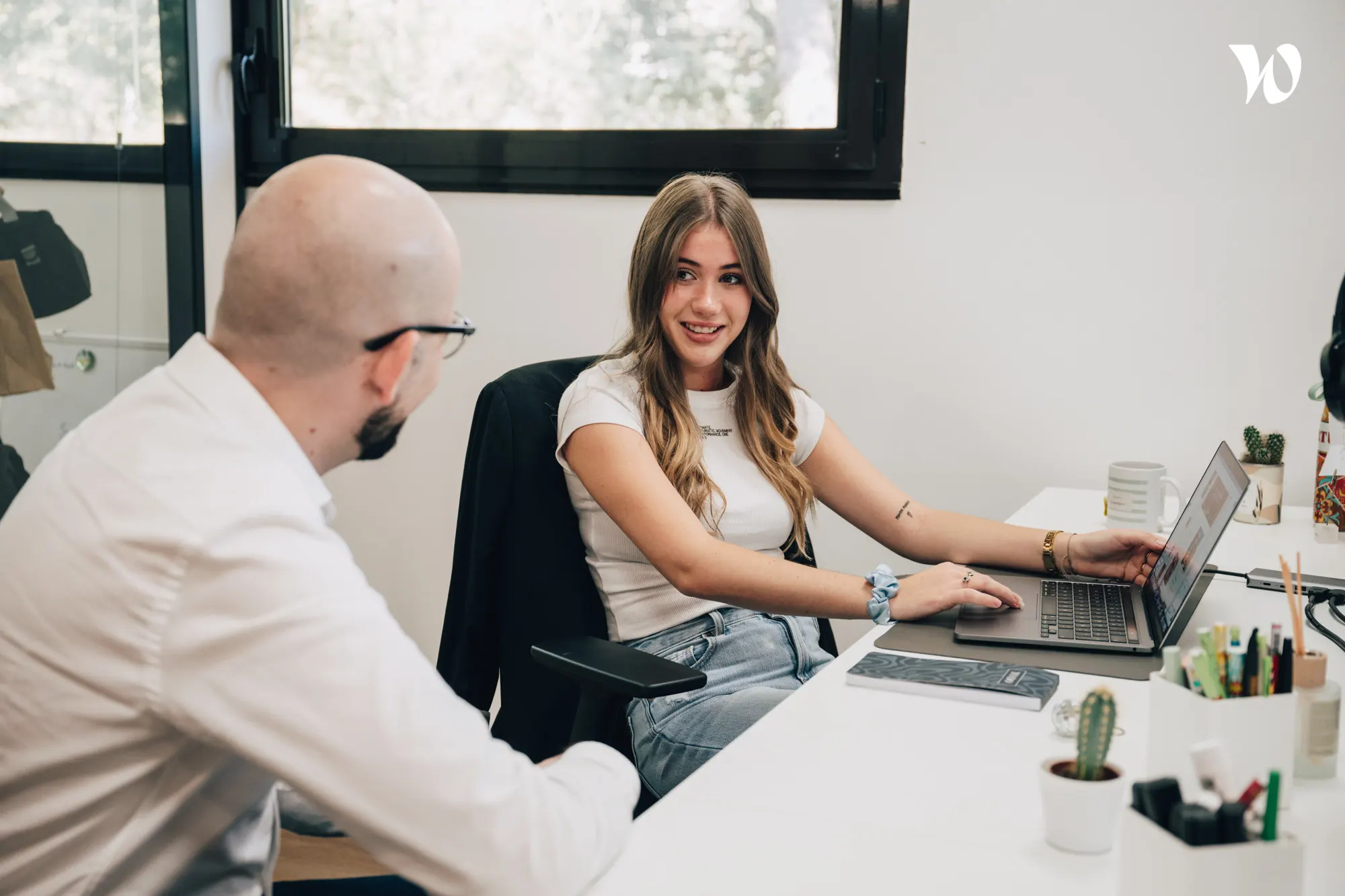 <p>un homme et une femme qui discutent d’un projet</p>
