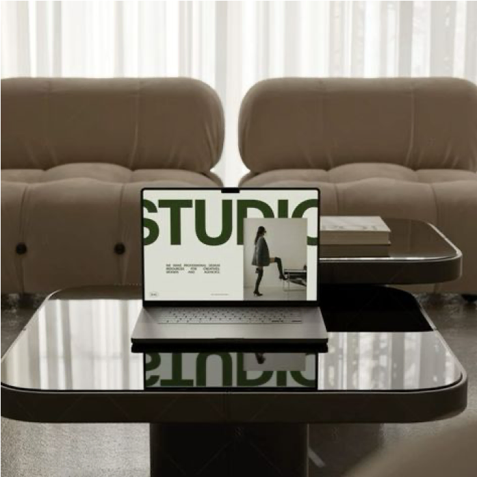 <p>ordinateur posé sur une table basse</p>
