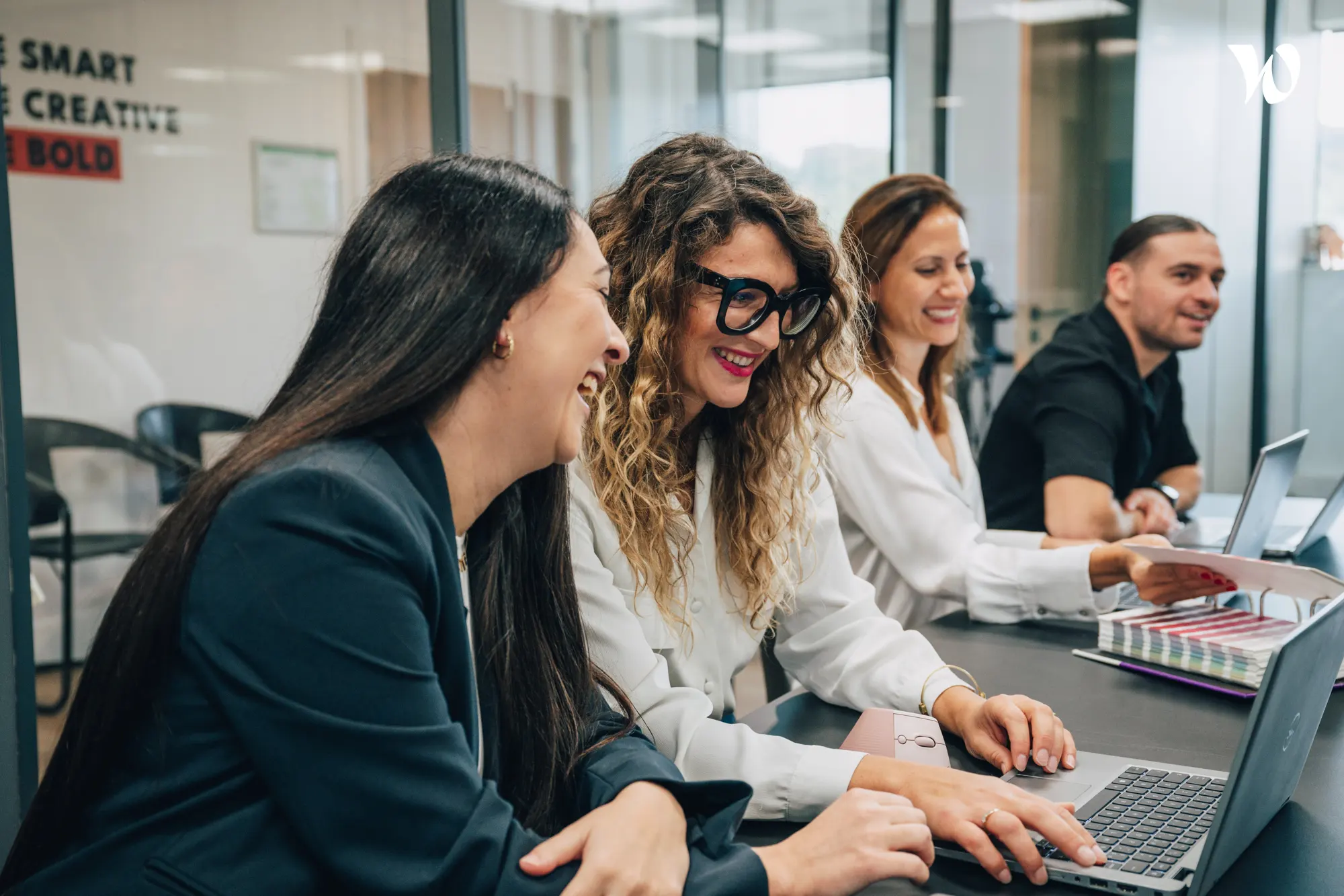 femmes qui rigolent en salle de réunion