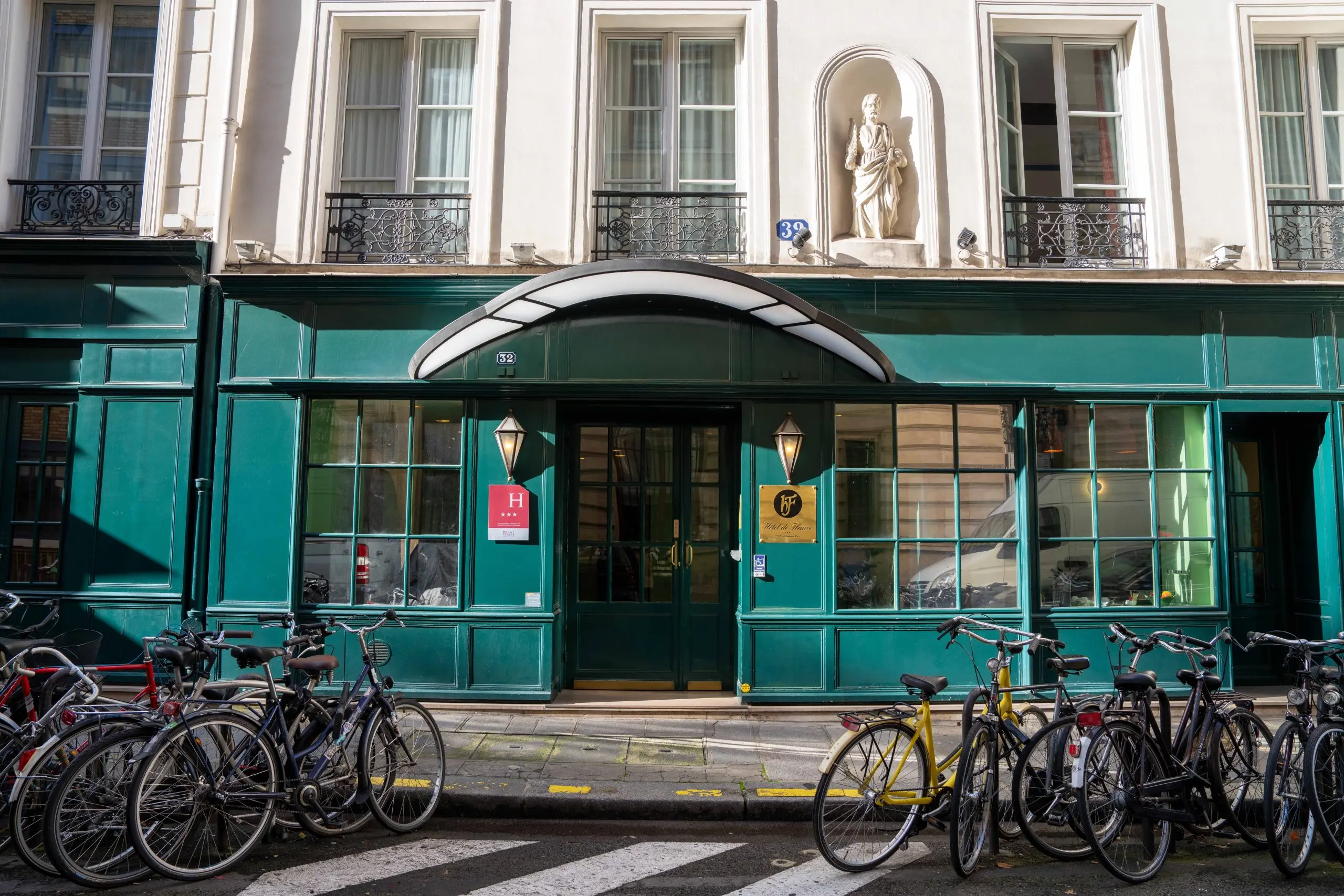 <p>façade de l’hôtel de fleurie</p>
